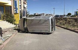 Araçlardan biri yoldan çıkıp devrildi, kazada...