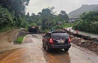 Arhavi’de heyelan riski nedeniyle tünel trafiğe...