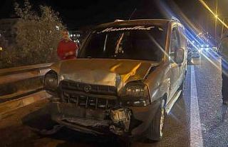 Aydınlatma direği otomobilin üzerine düştü:...