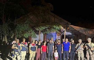 Ayılar nedeniyle mahsur kalan 6 kişilik aile kurtarıldı