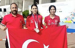 Bakan Bak dünya rekoru kıran Aysel Önder’i tebrik...