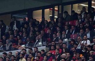 Bakan Bak, Galatasaray - Liverpool maçını takip...