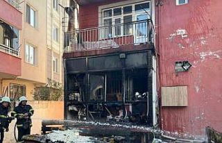 Balkonda çıkan yangın eşyaları küle çevirdi