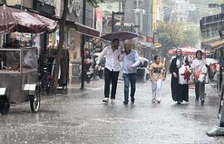 Bandırma’da sağanak yağış etkili oldu