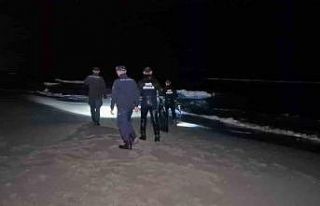 Bartın’da elbiseleri ile denize giren şahıs ekipleri...