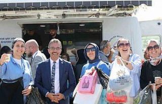 Başkan Dinç, yeni yerinde kurulan kumaş pazarını...