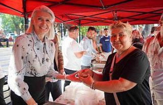 Başkan Subaşı vatandaşlara helva ikram etti