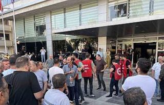 Başkan Tugay Karşıyaka’da çöp toplattı, işçiler...