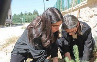 Bayburt’ta öğrenciler fidanları toprakla buluşturup...