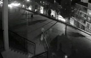 Bayrak direği devrildi, çocuklar bayrağı Atatürk...