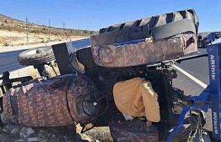 Beton mikseri traktöre çarptı: 1 yaralı