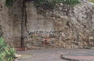 Bilinçsiz gençler üstüne aşklarını yazmıştı,...