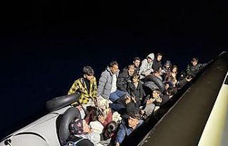 Bir lastik bota sığmışlar; 18’i çocuk 36 göçmen...