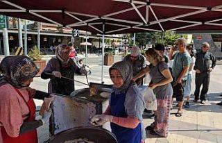 Bitmeyen depremlere karşı halk lokma döktürdü