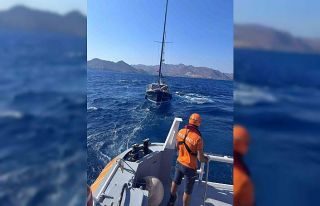 Bodrum’da dümen arızası yapan tekne KIYEM ekiplerince...