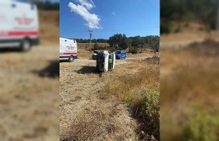 Bolu-Mudurnu yolunda virajı alamayan araç yan yattı:...