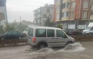 Bolu’da sağanak hayatı felç etti: Sokaklar göle...
