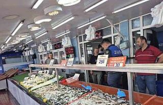 Bolu’da zabıtadan balık tezgâhlarına denetim