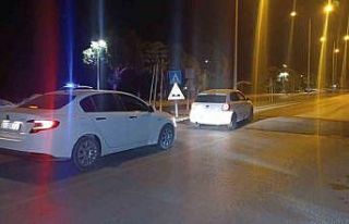 Boyasız kasisler gece karanlığında sürücülerin...