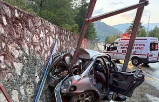 Burdur’da otomobil yol kenarındaki levhaya çarptı:...