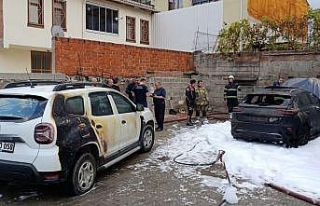 Bursa’da park halindeki otomobil alev alev yandı,...