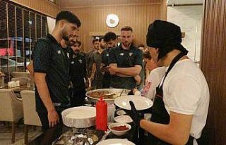 Bursasporlu oyuncular galibiyeti tantuni yiyerek kutladı
