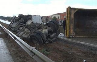 Büyükçekmece’de hafriyat kamyonu devrildi, E-5...