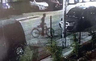 Çaldığı bisikletle kablo çalan zanlı kamerada