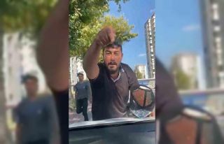 Cam silme bahanesiyle aracın kaputuna yatıp zorla...