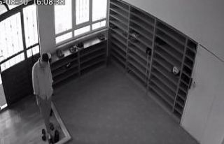 Camide terlik hırsızlığı güvenlik kamerasına...
