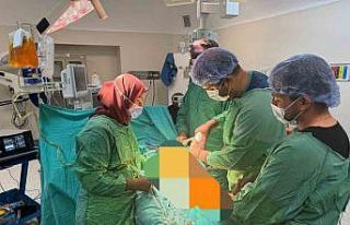 Çift taraflı diz proteziyle 73 yaşındaki hastanın...