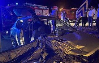 Civciv taşıyan tıra otomobil çarptı; 6 yaralı