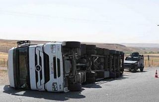 Cizre’de virajı alamayan tır devrildi, sürücü...