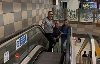 Çocukların çarptığı yaşlı adam metro raylarına...