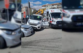 Çorum’da 3 araç kavşakta çarpıştı: 2 yaralı