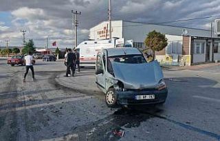 Çorum’da hafif ticari araç ile otomobil çarpıştı:...