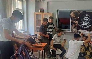 Dadaloğlu’nda öğrenciler ücretsiz tıraş edildi