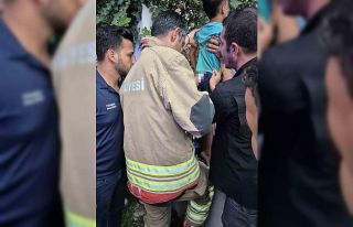 Demir korkuluklara sıkışan çocuk kurtarıldı