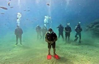 Denizin metrelerce dibinde namaz