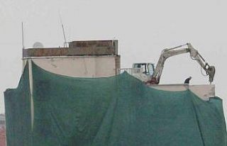 Deprem riski taşıyan eski yurt binasının yıkımına...