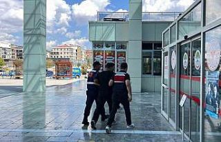 Durduramadığı aracın arkasından ateş edip sürücüyü...