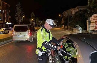 Düzce’de ara sokaklarda da polis ekipleri denetimlerini...