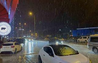 Düzce’de beklenen sağanak yağış başladı