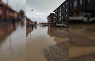 Eflani’de sağanak yolları göle çevirdi