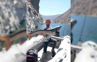 Elazığ’da amatör balıkçı, 11 kiloluk dev şabut...