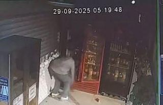 Elazığ’da büfeden hırsızlık kamerada