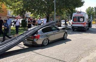 Elazığ’da lüks araç, tonlarca demirin altında...