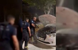 Elazığ’da seyir halindeki otomobil alev aldı