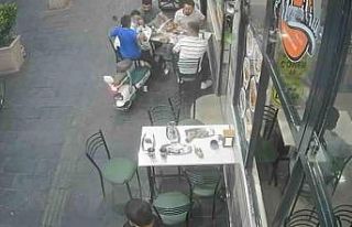 Elektrikli bisiklet yemek yiyenlerin arasına daldı