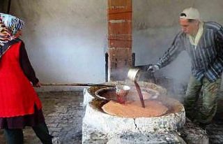 Emet Yağcık köyünde asırlardır eski usulle üzüm...